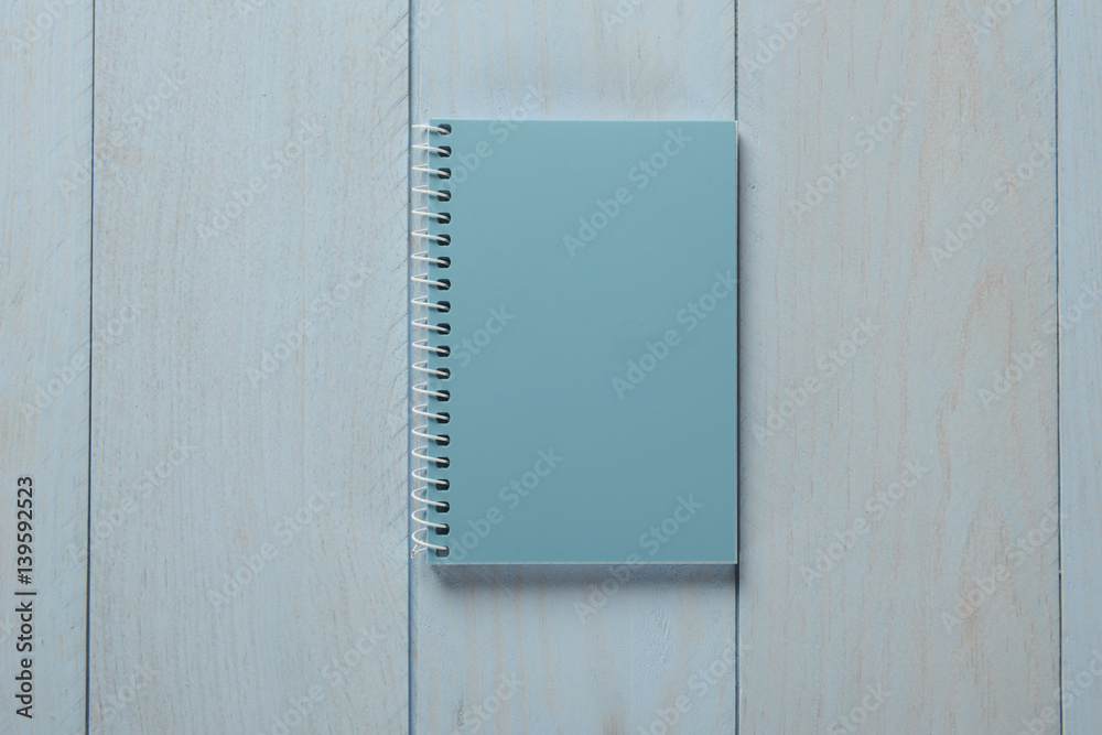 Libreta azul sobre fondo de madera azul Libreta azul sobre fondo de madera azul