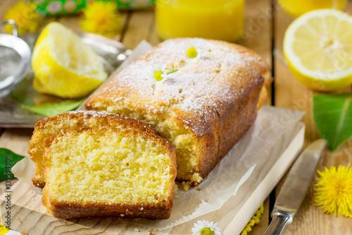 Fotografía Sweet lemon cake with powdered sugar