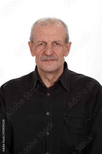 Portret przystojnego, starego mężczyzny, na białym tle.