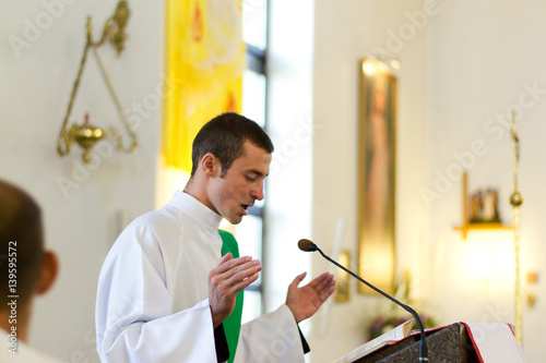 Foto Indoors portrait of a young caucasian priest