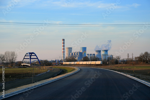 Droga asfaltowa w budowie, Wiadukt, elektrownia i pociąg.