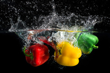 Foto auf Leinwand Küche Paprikaspritzer in Wasser  © Alexander Raths