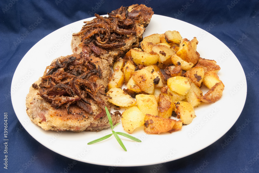 Schweinekotelett mit Röstzwiebeln und Bratkartoffeln