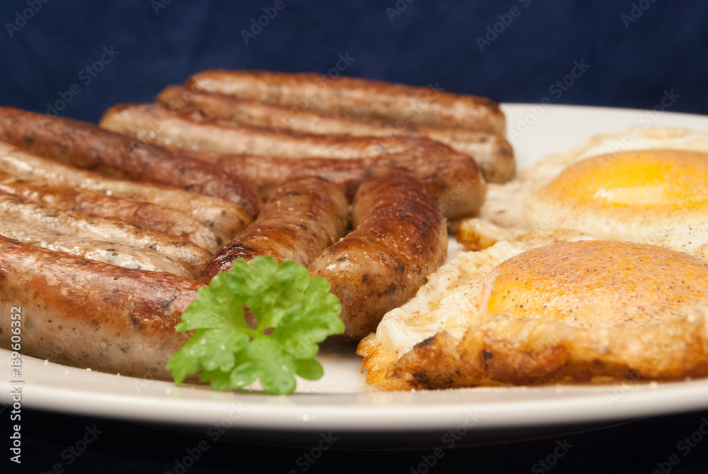 Nürnberger Rostbratwürste mit Spiegeleiern