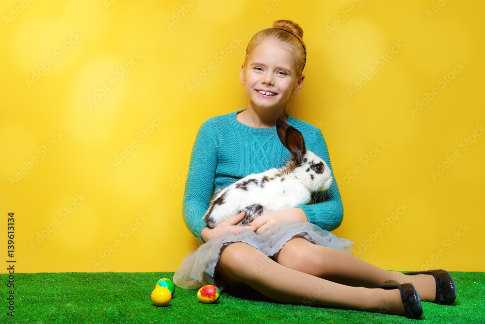 Naklejka premium smiling girl with rabbit