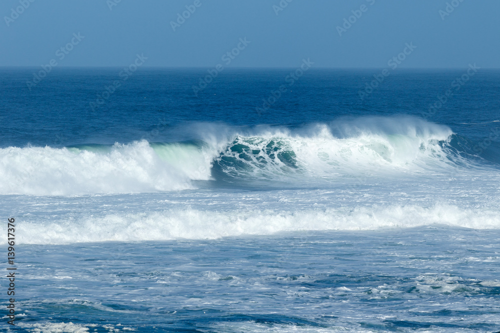 Fototapeta premium Waves crashing at the beach