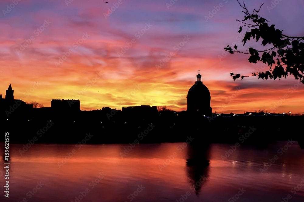 Coucher de soleil sur la Garonne à Toulouse Photos | Adobe Stock