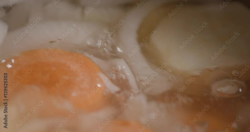 Soup cooking slowmotion close up – SOURCE: 4K 120 FPS PRORES 4444 12 BITS Soup cooking slowmotion close up – SOURCE: 4K 120 FPS PRORES 4444 12 BITS