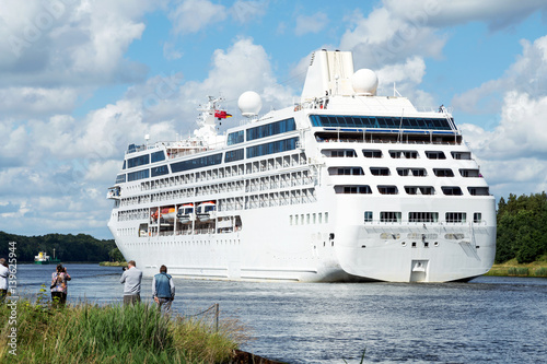 Fototapeta Naklejka Na Ścianę i Meble -  Kreuzfahrtschiff passiert den  Nord-Ostsee-Kanal in Höhe Rendsburg
