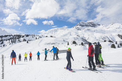 Skifahrer im Winterurlaub in Tirol