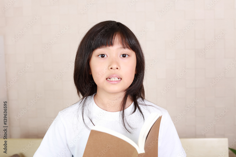 読書する女の子
