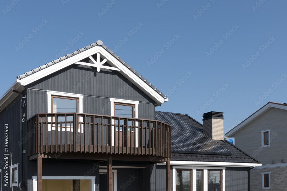 新築住宅　イメージ　ソーラーパネル設置　煙突　北米調デザインハウス　青空