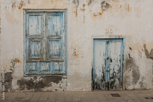 Mediterrane Fassade mit Tür und Fenster © fotorath