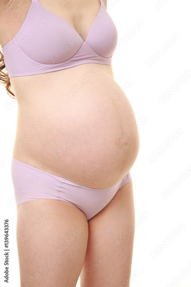 紫色の下着を着た臨月の妊婦