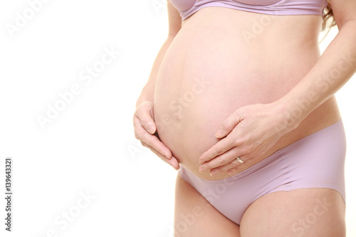 お腹を触る臨月の妊婦
