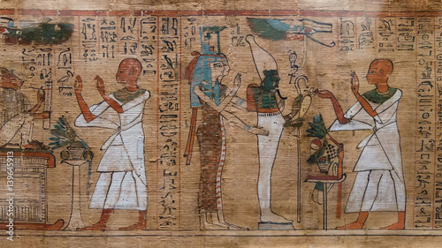 antyczne hieroglify na egipskim papirusie