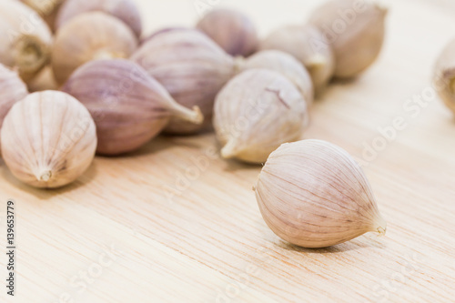  Garlic on wood table