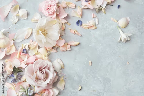 Obraz kompozycja kwiatów na szarym tle