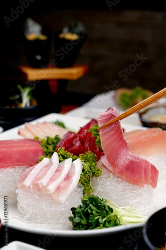 sliced raw tuna	