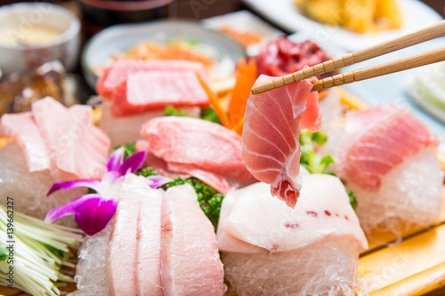 sliced raw tuna 