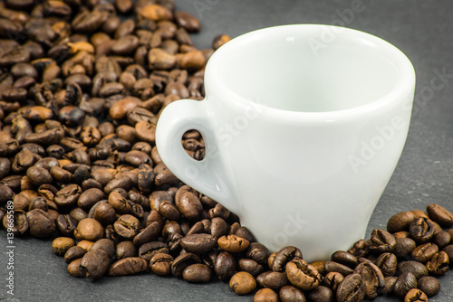 Espresso Tasse Kaffeebohnen auf Schieferplatte
