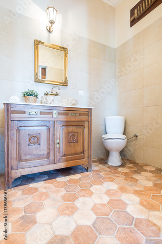 Fotografia Elegant bathroom with toilet and cabinet