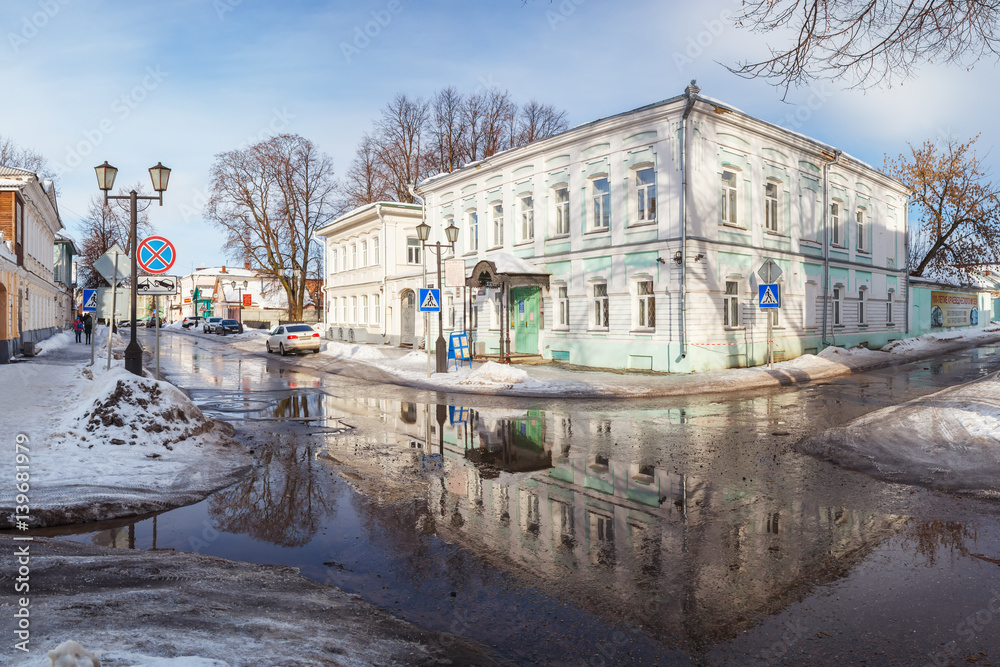 Краеведческий музей с отражением в городе Городец Нижегородской области весной