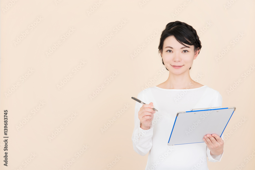 Fototapeta premium 筆記具を持つ女性