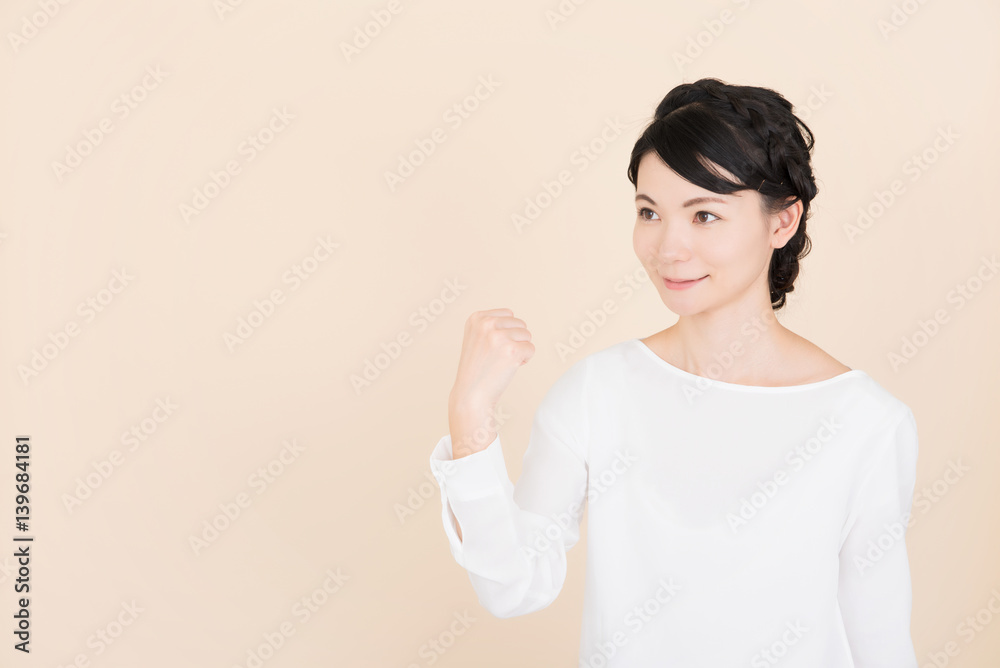 ガッツポーズをする女性