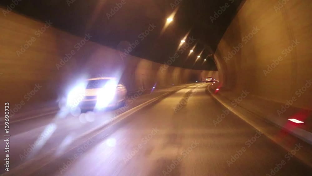 Auto fährt durch Tunnel, winter in den Alpen.