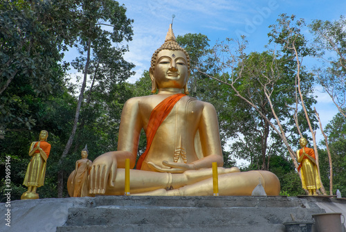 A sculpture of a Buddha