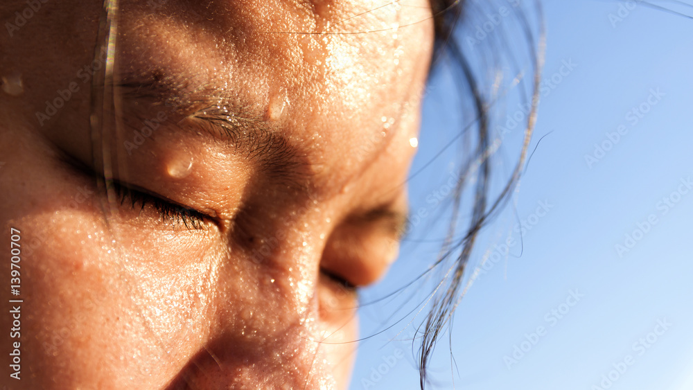 Obraz premium zbliżenie pocenie się na twarzy azjatyckich kobiet. Koncepcja zdrowa i ćwiczenie