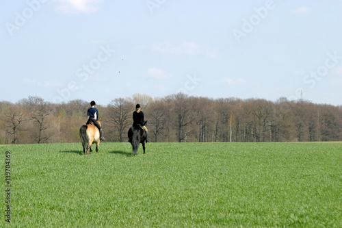 Ostern , zwei Reiter, Pferde © c3media