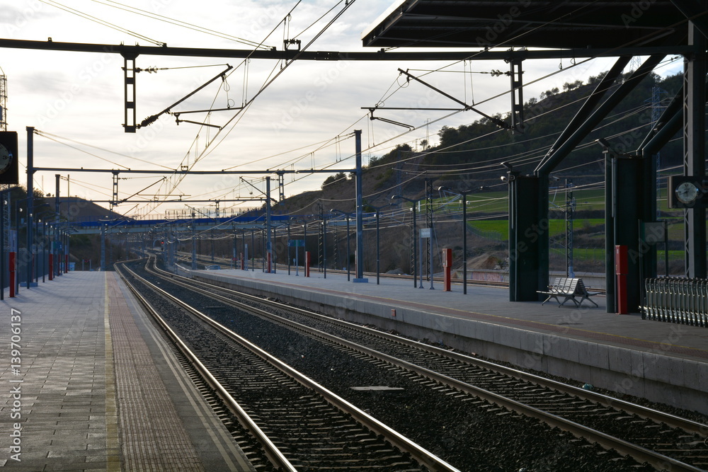 Anden de una estación de trenes.