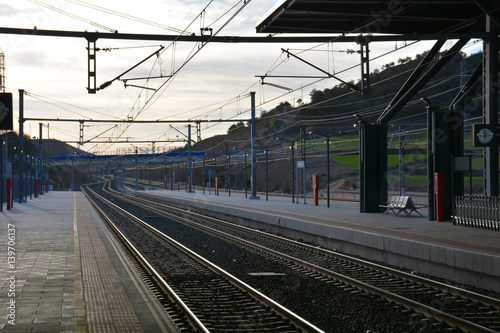 Anden de una estación de trenes.