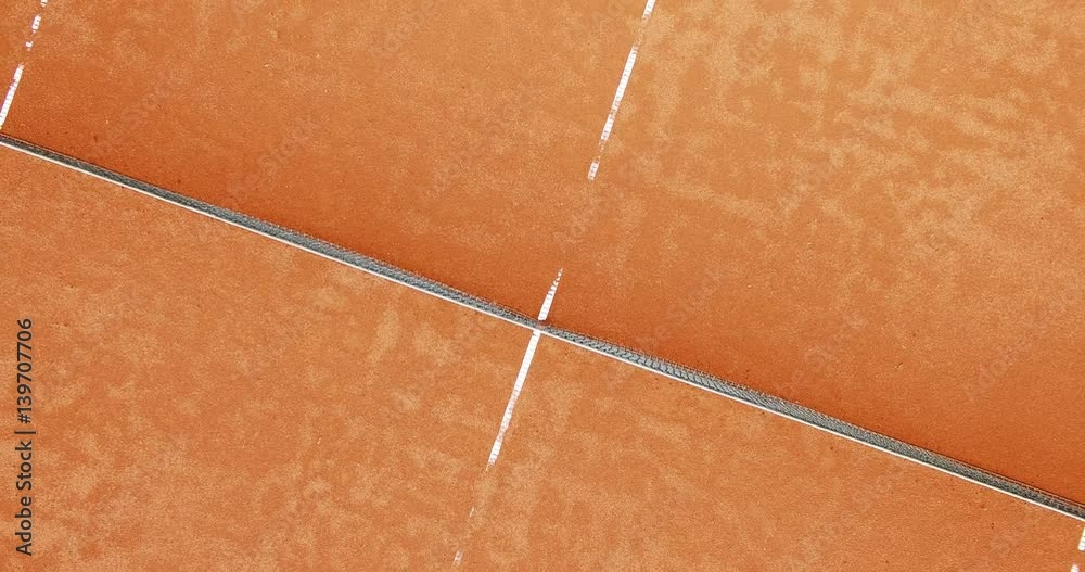 Flug über Tennisplatz in grafischer Perspektive mit Drehung