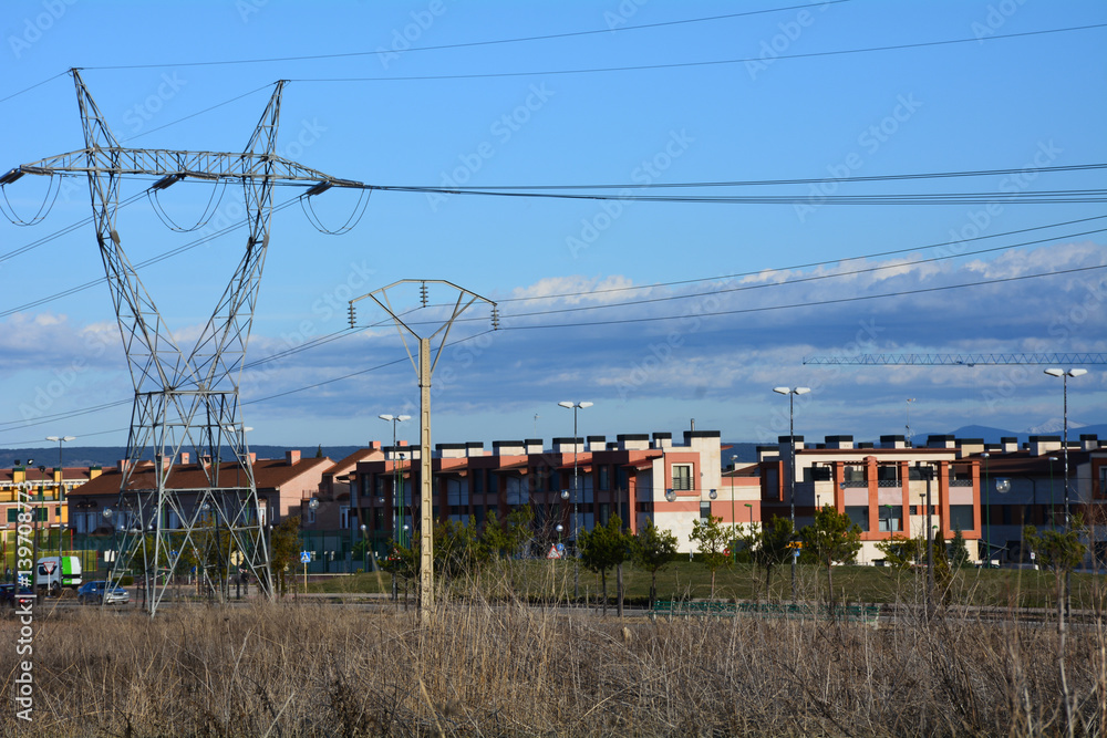 Panorámica de ciudad con tendido eléctrico. Zona exterior. Panorámica de ciudad con tendido eléctrico. Zona exterior.