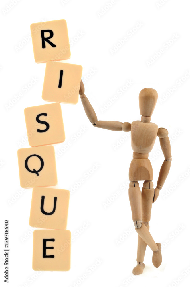 Mannequin en bois appuyé contre le mot risque Mannequin en bois appuyé contre le mot risque