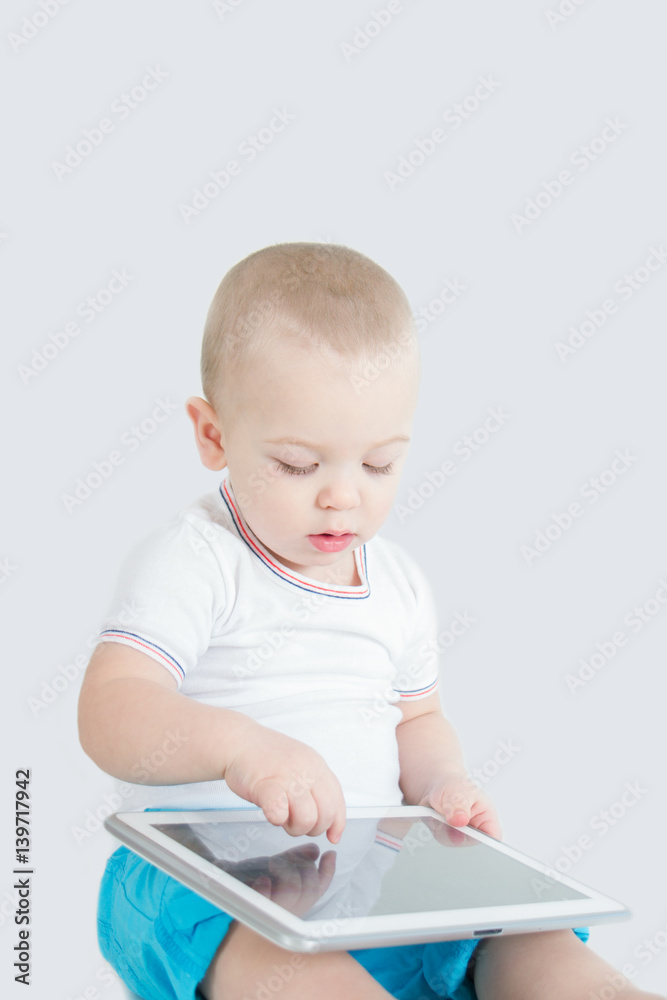 one year old baby to concentrate on tablet one year old baby to concentrate on tablet