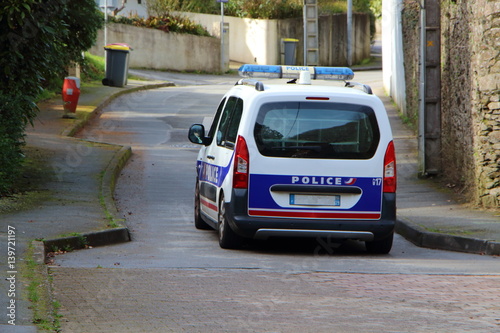 Voiture de police en patrouille