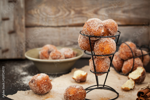 Fotografia Fresh delicious homemade ball doughnuts