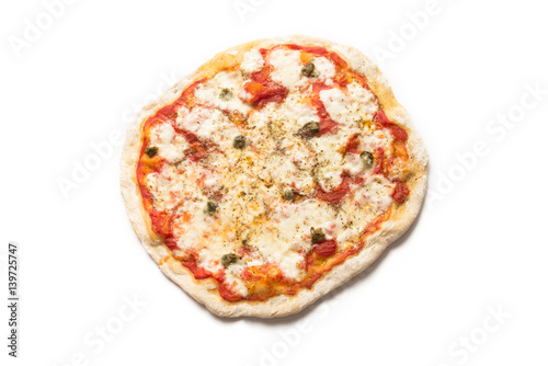 Pizza con mozzarella, sugo, capperi e origano photo