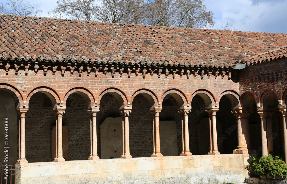 Obraz premium cloister of an ancient abbey on San Zeno Basilica in Verona Ital