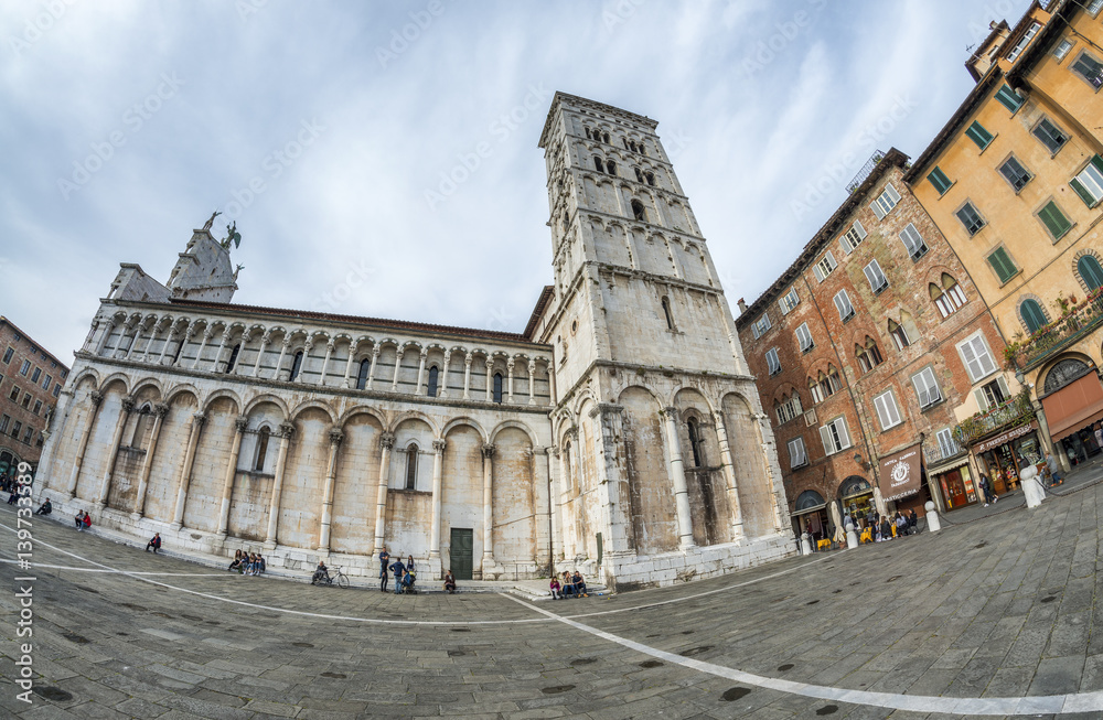 Obraz premium LUCCA, ITALY - APRIL 2015: Tourists and locals walks in city center. Lucca attracts more than 1 million tourists annually