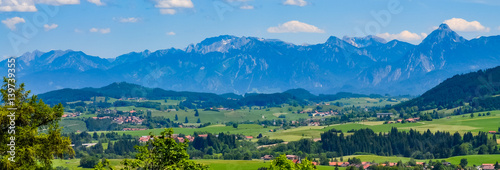 Panorama Ansicht lanwirtschaftliche Gebiete und Berge im Hintergrund, Allgäuer Voralpen mit Alpenhauptkamm