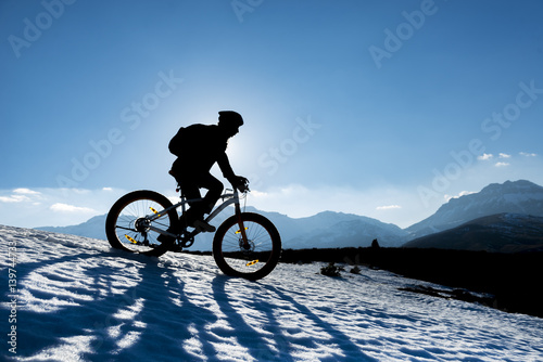 şişman tekerli kar bisikleti sürmek photo