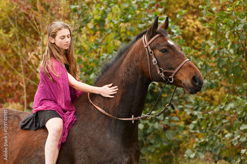 Hübsches Mädchen mit Pferd im See
