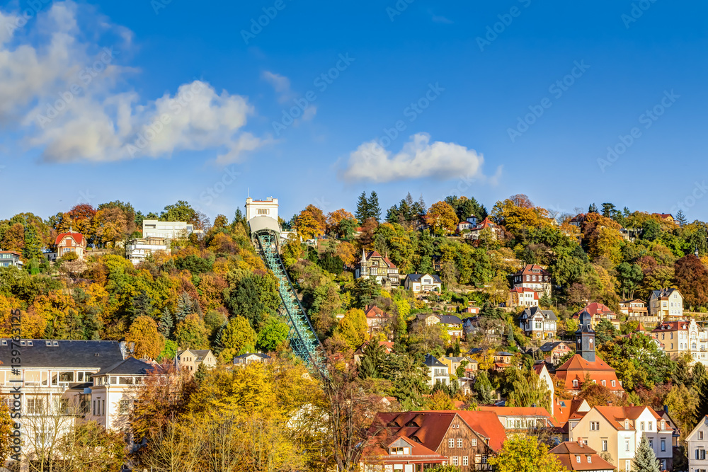 Schwebebahn Dresden mit Bergstation im Herbst