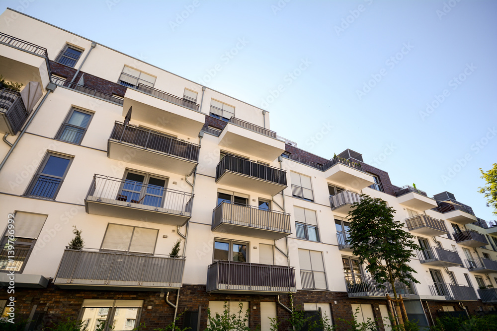 Neues modernes Wohnhaus in der Stadt - Mehrfamilienhaus, Mietshaus