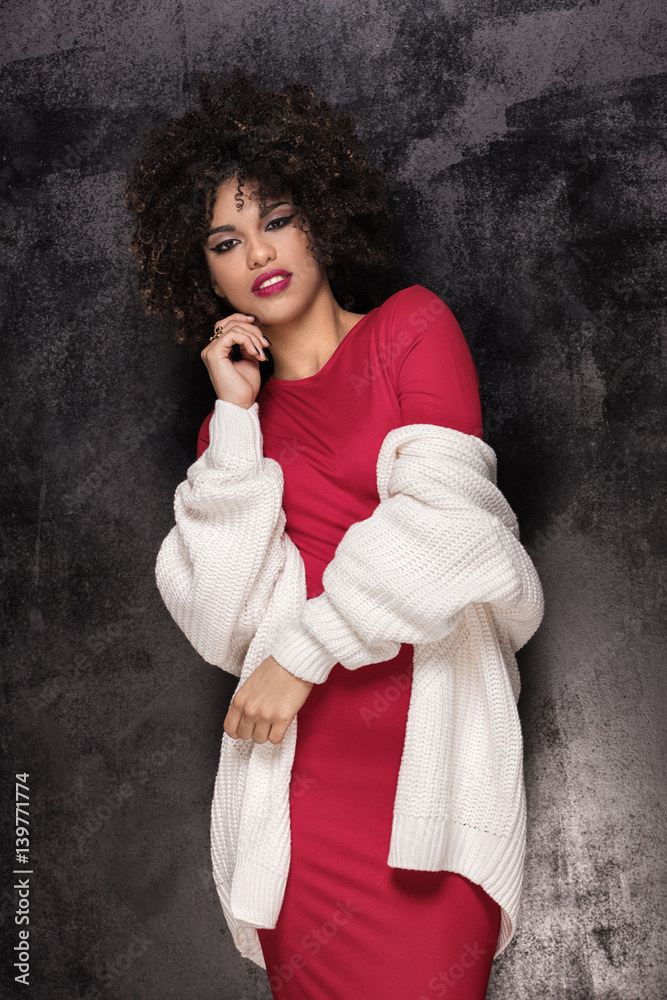 Obraz premium Fashionable girl with afro hairstyle posing.